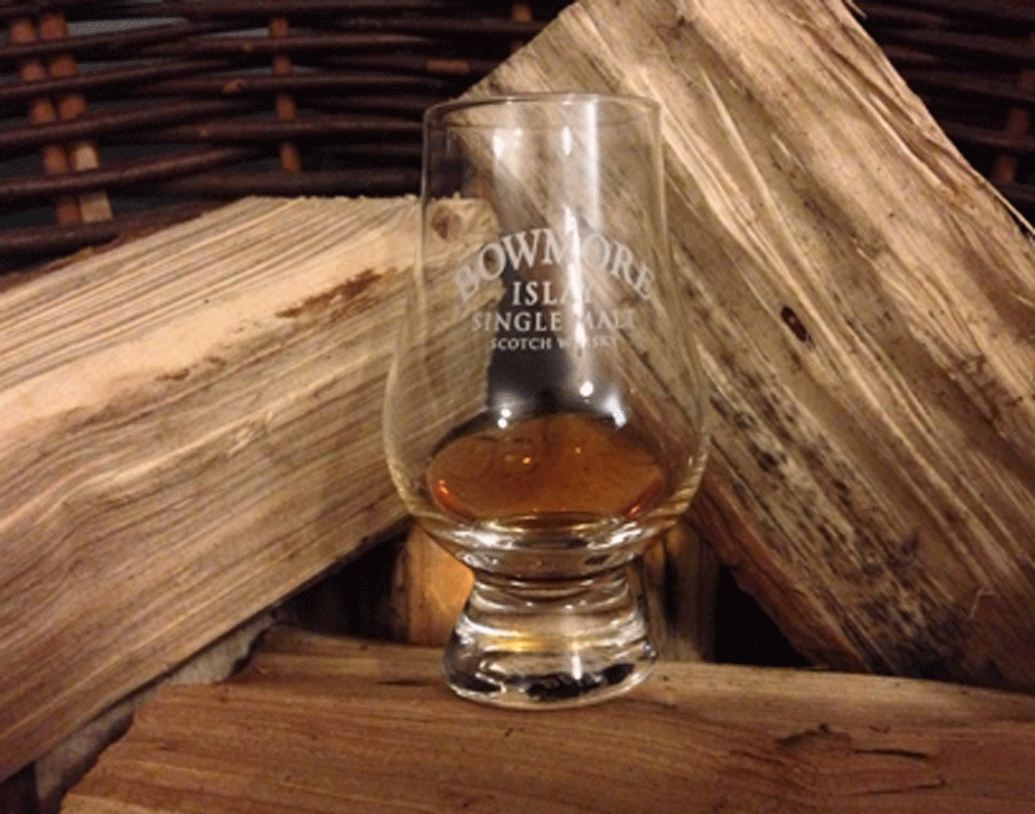 সম্প্রতি দুর্লভ এই হুইস্কির বোতল তিনি দু’কোটি টাকারও বেশি দামে কিনেছেন। এ ছাড়াও বোমোর-এর মতো দুর্লভ এবং বিশ্বের সবচেয়ে দামি হুইস্কি রয়েছে তাঁর সংগ্রহে।