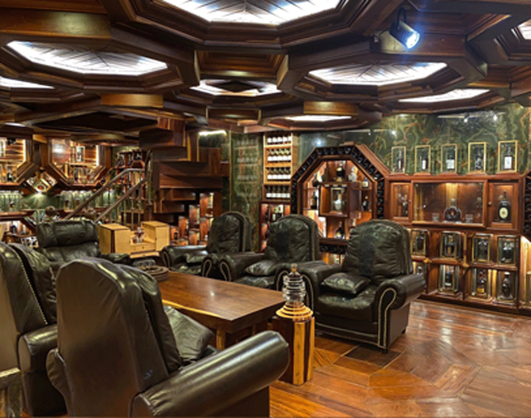 সব মিলিয়ে এখনও পর্যন্ত কতগুলো হুইস্কির বোতল রয়েছে তাঁর সংগ্রহে? ভিয়েতনামি ওই ব্যবসায়ীর সংগ্রহে রয়েছে ৫৩৫টা হুইস্কির বোতল।