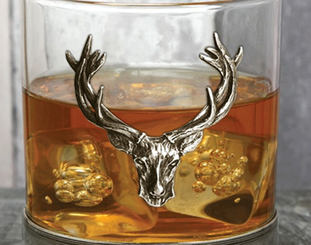 খোঁজ রাখেন কোথায় দুর্লভ হুইস্কি নিলাম হওয়ার কথাবার্তা চলছে। খোঁজ পেলেই সেখানে চলে যান তিনি। যত টাকাই লাগুক না কেন, নিজের সংগ্রহশালার জন্য সেই হুইস্কি তিনি কিনে বাড়ি ফেরেন।