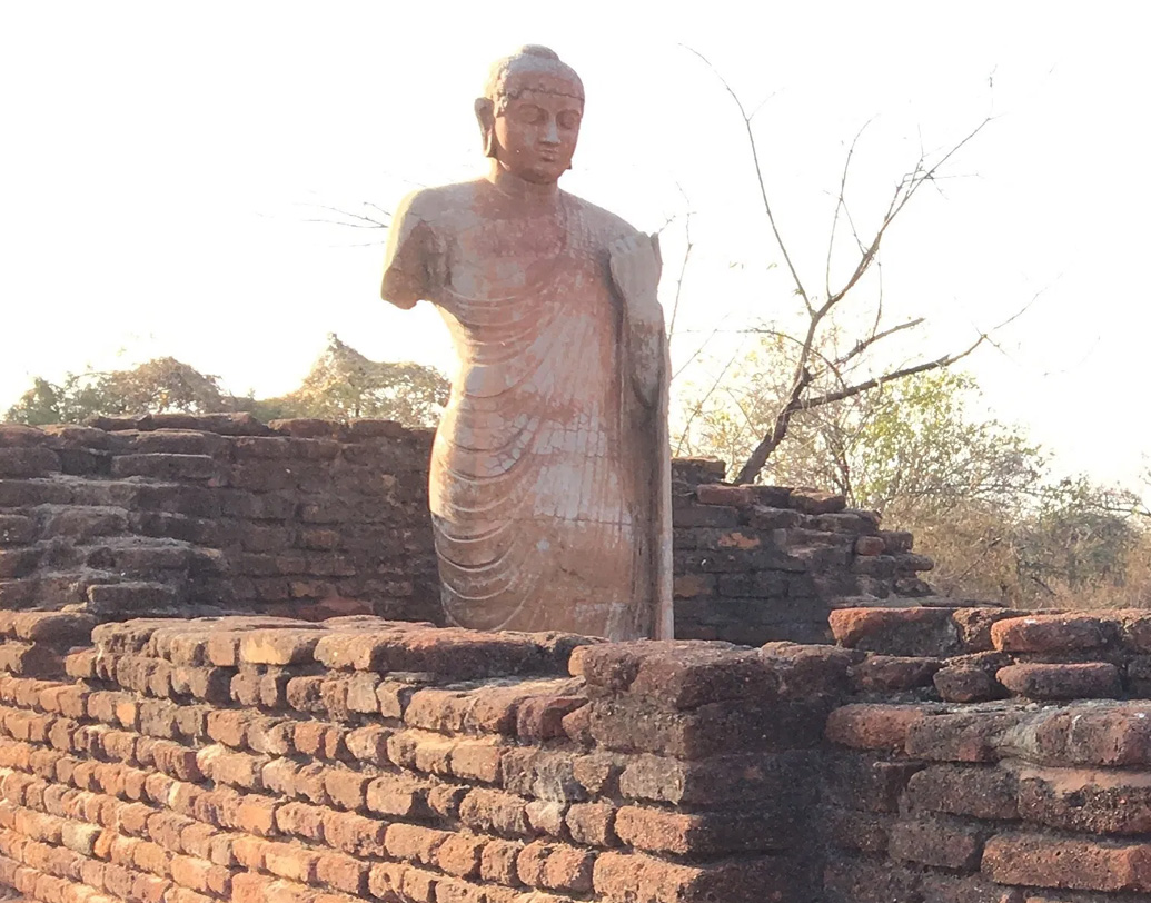 ইক্ষ্বাকু বংশ ছিল শৈব। বিজয়পুরীতে কার্তিকেয়-সহ অন্যান্য হিন্দু দেবতার মন্দির ছিল। পাশাপাশি পাওয়া গিয়েছে বৌদ্ধ চৈত্য ও স্তূপের নিদর্শনও। সবমিলিয়ে এই সাম্রাজ্যের রাজধানী বিজয়পুরী যে বর্ধিষ্ণু ছিল, তাতে সন্দেহ নেই। কিন্তু কোনও এক অজ্ঞাত কারণে রহস্যজনক ভাবে এই নগরী ও ইক্ষ্বাকু বংশের শাসন ধ্বংস হয়ে যায়।  (ছবি: সোশ্যাল মিডিয়া)