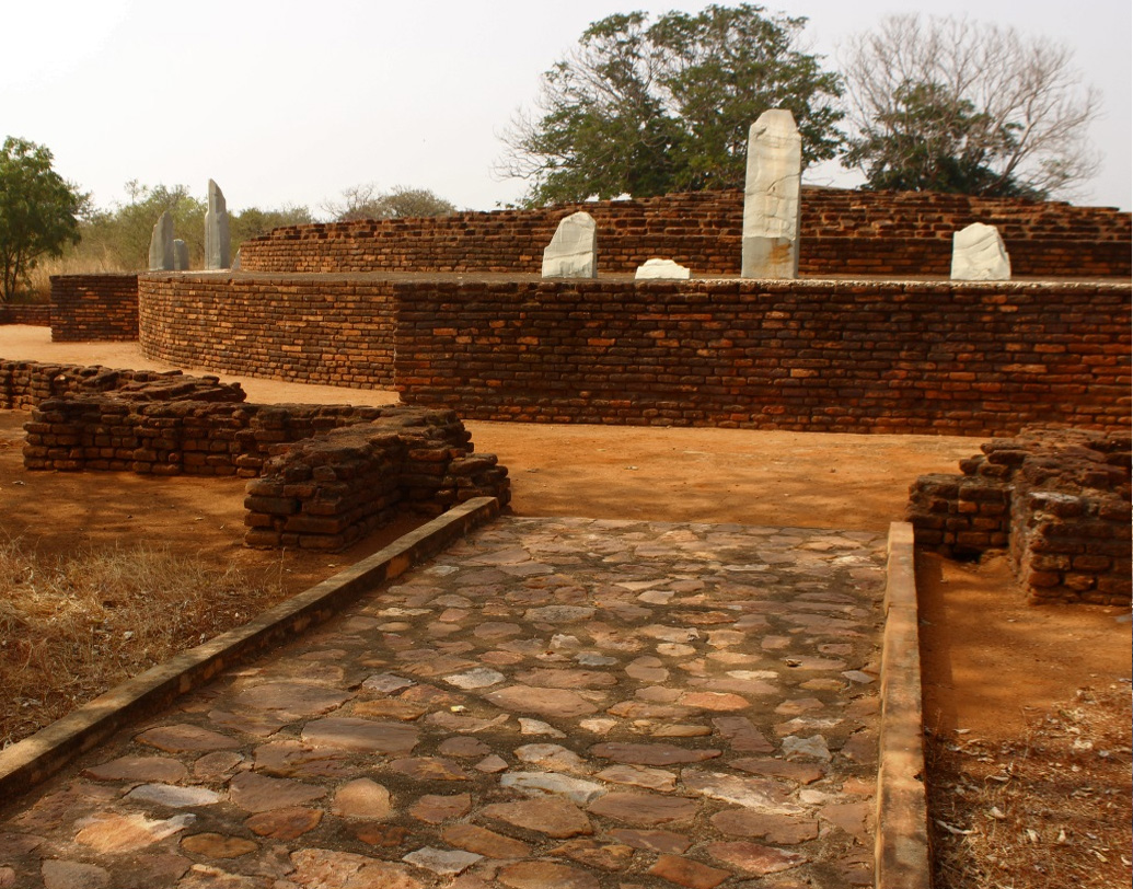 ইতিহাসের অমূল্য এই সম্পদ নিয়ে কয়েকশো বছর ধরে বিজয়পুরী চলে গিয়েছিল লোকচক্ষুর অন্তরালে। ঘন জঙ্গল আর পাহাড়ের আড়ালে কেউ তার খোঁজ রাখত না। পুনরাবিষ্কার হয় ব্রিটিশ শাসনে, ১৯২৬ সালে। ১৯২৭ থেকে ১৯৩১ অবধি সেখানে অল্পবিস্তর খননকার্যও হয়।  (ছবি: সোশ্যাল মিডিয়া)