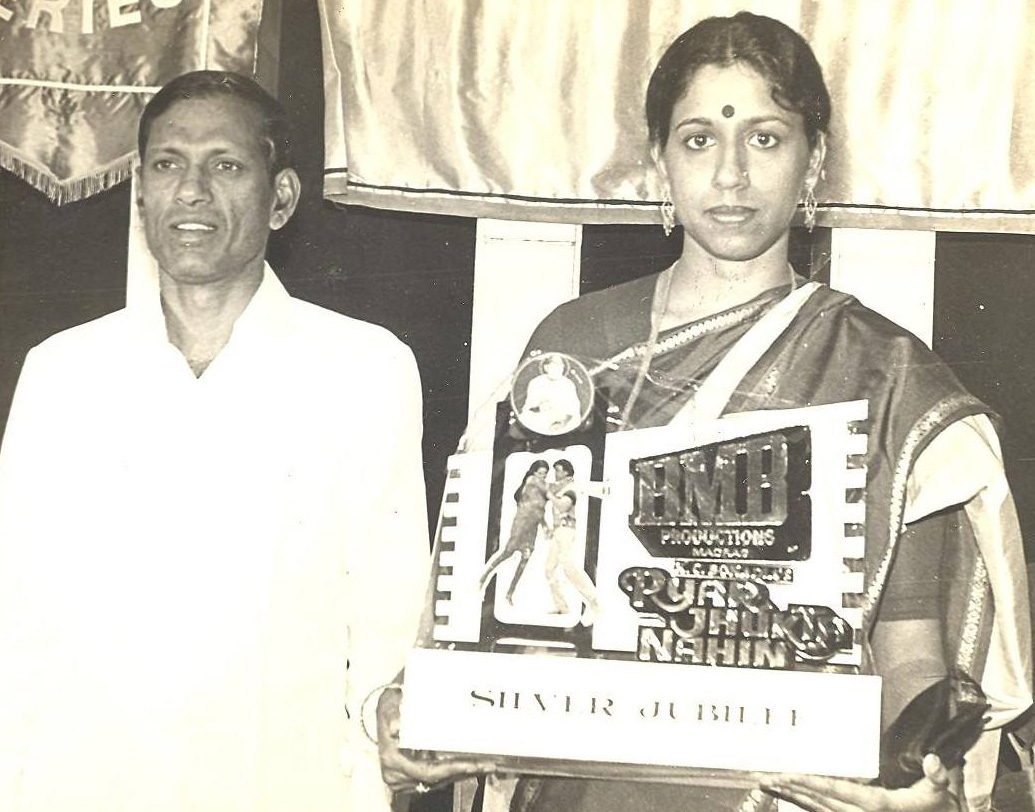 নয়াদিল্লির তামিল আইয়ার পরিবারে কবিতার জন্ম ১৯৫৮-র ২৫ জানুয়ারি। বাবা টি এস কৃষ্ণমূর্তি ছিলেন শিক্ষা মন্ত্রকের কর্মী। জন্মের পরে মেয়ের নাম রেখেছিলেন শারদা। ধ্রুপদী সঙ্গীতের পাশাপাশি ছোটবেলা থেকেই তিনি তালিম নিয়েছিলেন রবীন্দ্রসঙ্গীতে। মাত্র আট বছর বয়সে স্বর্ণপদক পেয়েছিলেন সঙ্গীত প্রতিযোগিতায়।