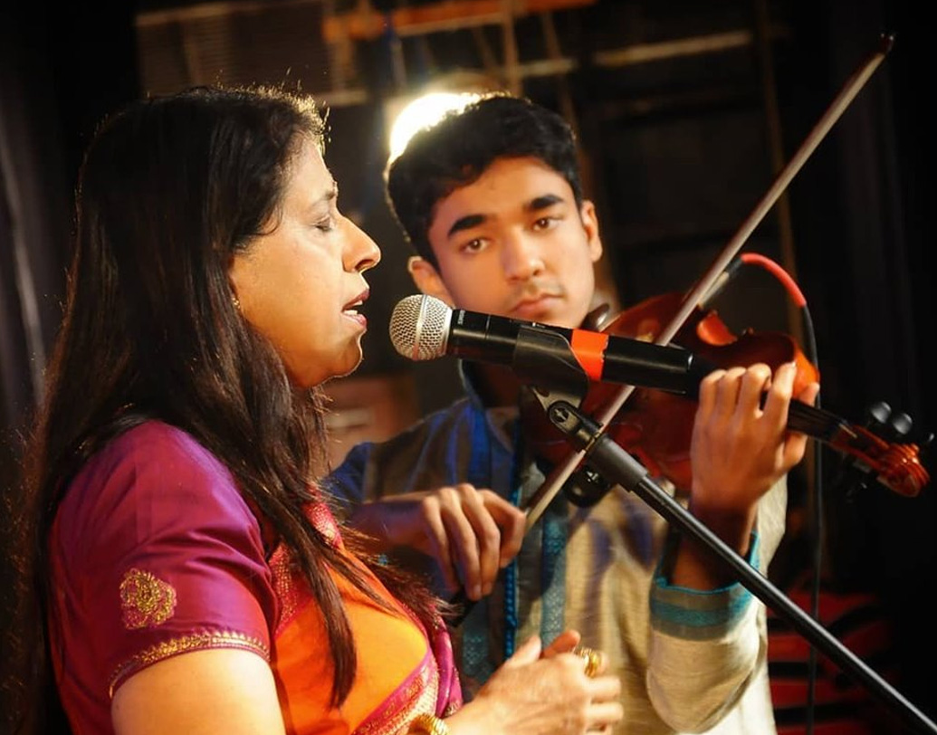 কিশোর-রফি থেকে শুরু করে সোনু নিগম-শান। কয়েক দশক ধরে সেরা গায়কদের সঙ্গে পারফর্ম করেছেন কবিতা। গায়কদের পাশাপাশি অলকা যাজ্ঞিক, অনুরাধা পোড়ওয়াল, শ্রেয়া ঘোষাল, সাধনা সরগমের মতো গায়িকাদের সঙ্গেও তাঁর দ্বৈত সঙ্গীত সুপারহিট।