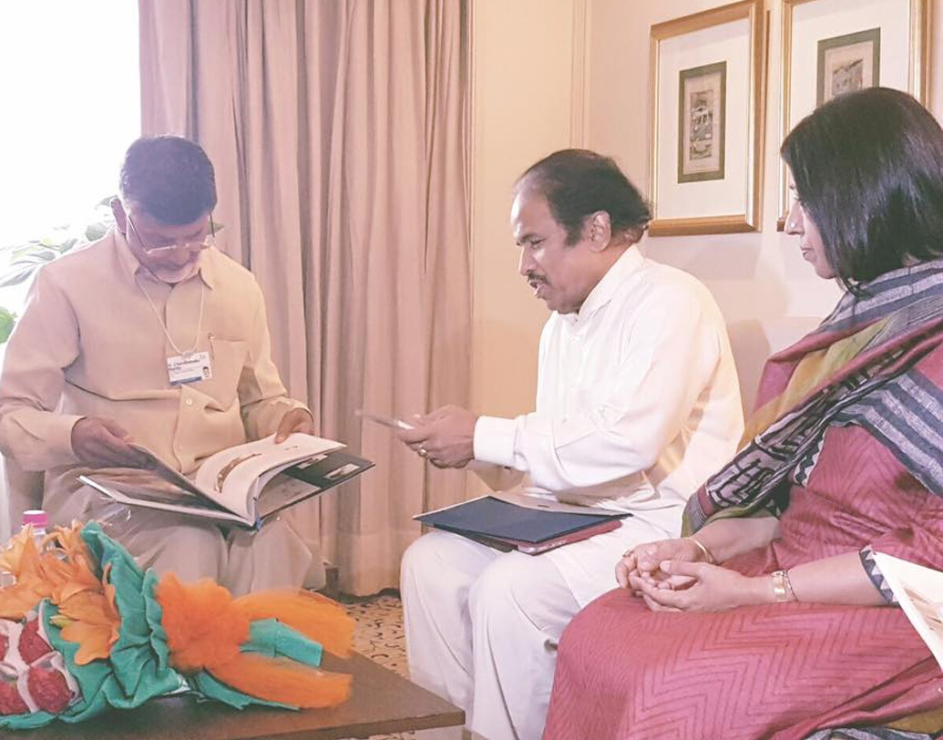 সুব্রহ্মণ্যম-এর প্রথম স্ত্রী ভিজি ক্যানসারে আক্রান্ত হয়ে প্রয়াত হন ১৯৯৫ সালে। তার চার বছর পরে নিতান্ত সাদামাটা অনুষ্ঠানে তিনি বিয়ে করেন কবিতাকে। স্বামীর আগের পক্ষের চার সন্তানকে পরম যত্নে আপন করে নিয়েছেন কবিতা।