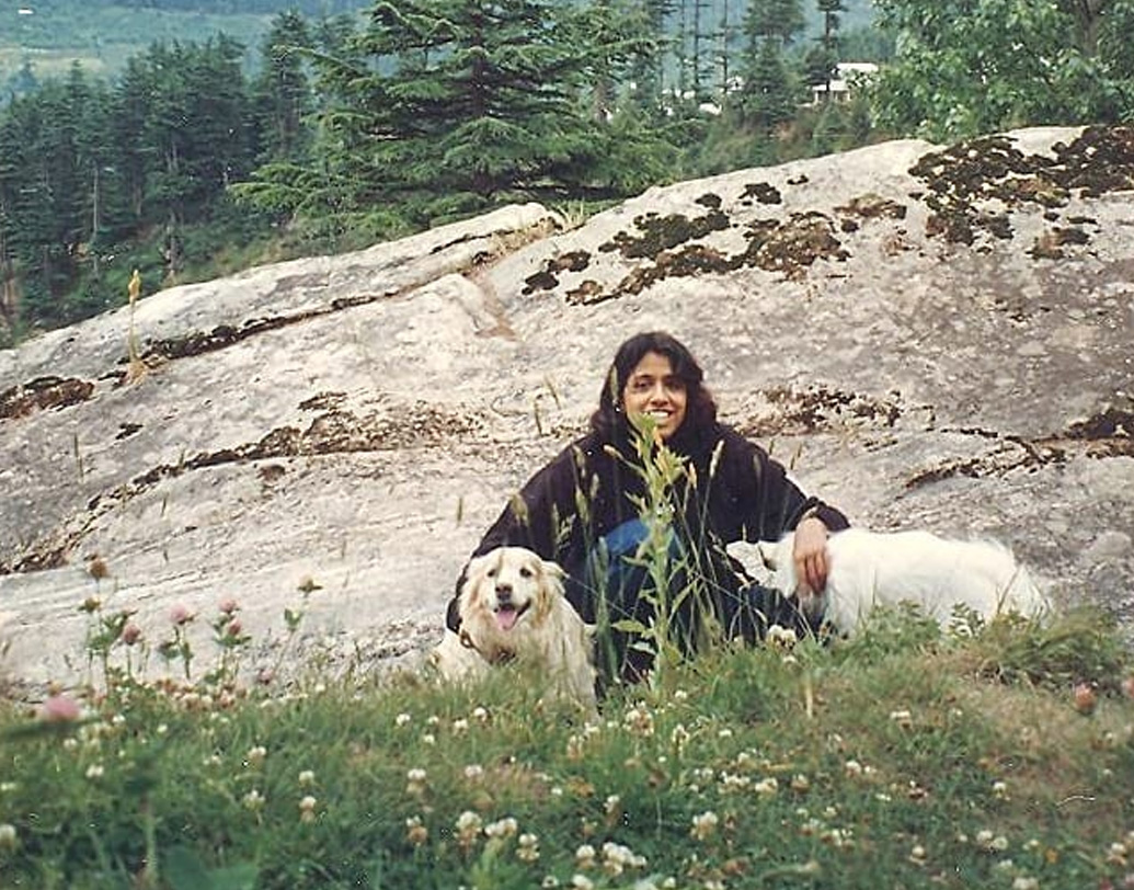 কবিতা জানিয়েছেন, বিয়ের আগে তাঁর পায়ের কাছে জুতো এগিয়ে দেওয়ার জন্যেও একজন থাকত। সেখান থেকে বিয়ের পরেই গুরু দায়িত্ব এসে পড়ে কাঁধে।