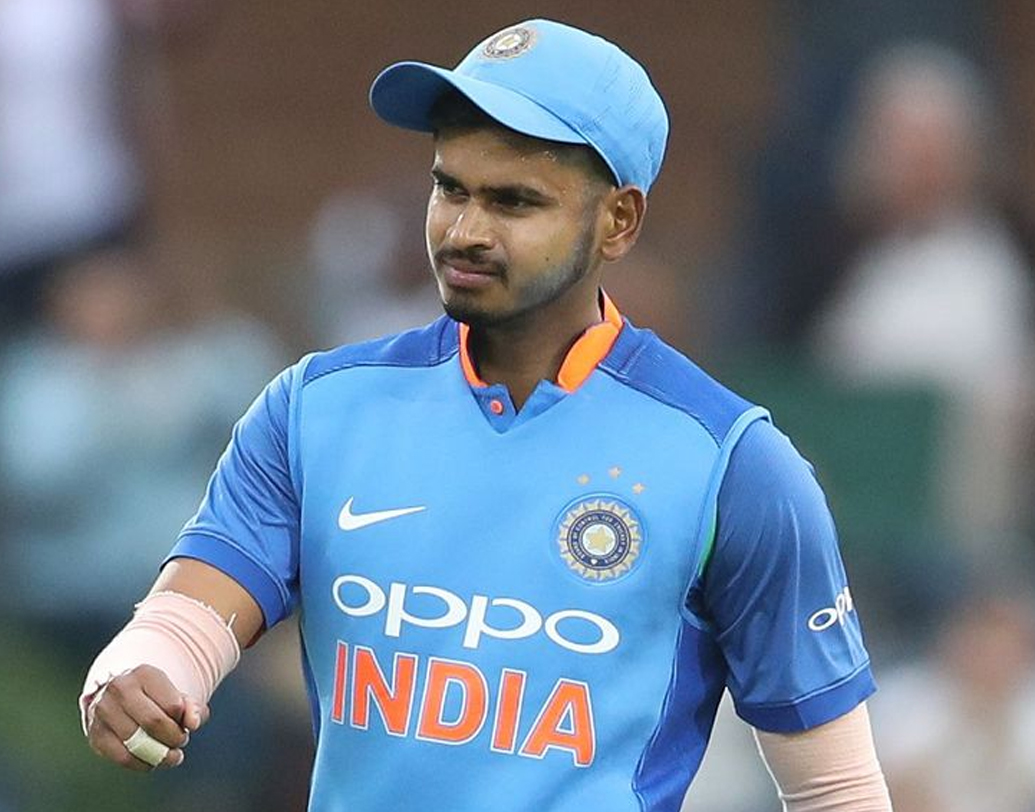 শ্রেয়স আইয়ার: হালফিল যেটুকু সুযোগ পেয়েছেন, তাতে নজর কেড়েছেন ২৪ বছর বয়সি। ভারতীয় মিডল অর্ডারে চার নম্বর স্লট নিয়ে যাবতীয় চিন্তাভাবনা ও উদ্বেগের সমাধান হতে পারেন মুম্বইকর। ধ্রুপদী ধরানার সঙ্গে জোরে শট মারার ক্ষমতাও রয়েছে। বিশ্বকাপের কথা মাথায় রেখের তাঁকে বেশি করে সুযোগ দেওয়া উচিত।