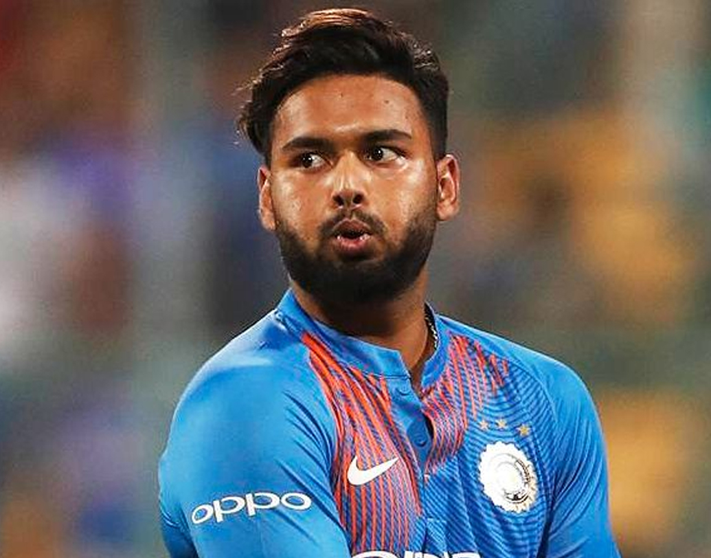 ঋষভ পন্থ: বিশ্বকাপে তাঁকে চার নম্বরেই খেলানো হয়েছিল। কিন্তু নিজেকে এখনও প্রমাণ করতে পারেননি তিনি। ঋষভের সমস্যা হল শট বাছাই। উইকেট ছুড়ে দিয়ে আসার প্রবণতা রয়েছে তাঁর। ধারাবাহিকও নন। তাঁকে আরও দায়িত্বশীল ভূমিকায় দেখতে চাইছে দল। তবে আস্থাও রয়েছে তাঁর প্রতিভায়।