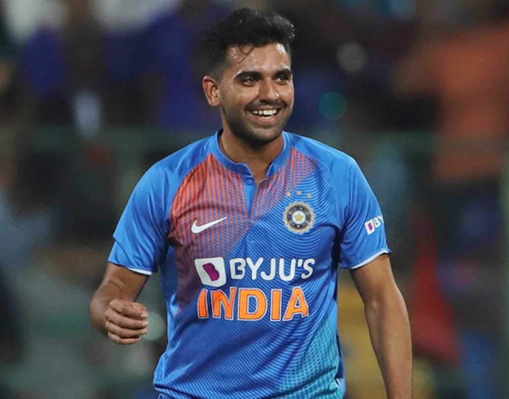 দীপক চাহার: রঞ্জি অভিষেকেই চমকে দিয়েছিলেন। আইপিএলে চেন্নাই সুপার কিংসের হয়েও নতুন বলে সুইংয়ের দক্ষতায় তাক লাগিয়ে দিয়েছিলেন দীপক। ২৭ বছর বয়সি এখনও পর্যন্ত খেলেছেন চারটি টি-টোয়েন্টি। ১৪ গড়ে নিয়েছেন ছয় উইকেট। ইকনমি রেট ৬। সুইংয়ের কারণেই দলের সম্পদ হয়ে উঠতে পারেন তিনি।