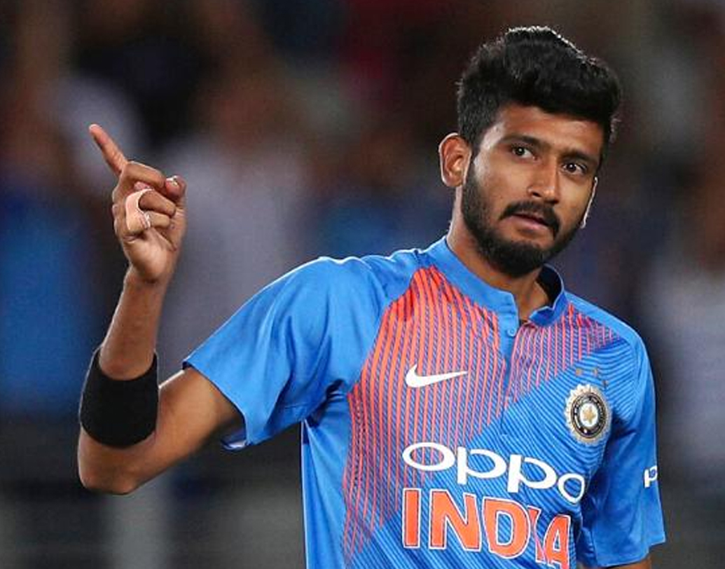 খলিল আহমেদ: বাঁ-হাতি পেসার তিনি। ভারতীয় দল সবসময়ই সংক্ষিপ্ততম ফরম্যাটে একজন বাঁ-হাতি পেসারকে খেলানোর পক্ষপাতী। ফলে, শার্দুল ঠাকুর নন, খলিলই খেলছেন। ২১ বছর বয়সি এখনও পর্যন্ত খেলেছেন ১১ টি-টোয়েন্টি। তবে তাঁর ইকনমি রেট (৮.৭৭) চিন্তায় রাখছে দলকে।