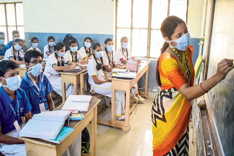 উপায়: দূষণ থেকে বাঁচতে মাস্ক পরেই ক্লাস চলছে গুরুগ্রামের এক স্কুলে। শনিবার। ছবি: পিটিআই।