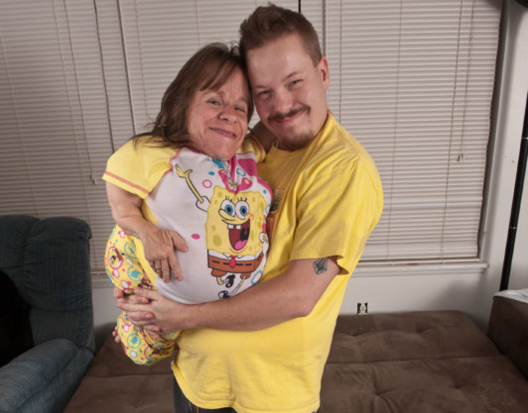 স্টেসি হেরল্ড: ৪৪ বছর বয়সে মৃত্যু হয় বিশ্বের খর্বকায় এই মা-এর। কেন্টাকির বাসিন্দা স্টেসির উচ্চতা ছিল ২ ফুট ৪ ইঞ্চি। চিকিত্সা পরিভাষায়, অস্টিওজেনেসিস ইমপারফেক্টায় নামে জিনগত সমস্যার কারণে এক জন সাধারণ মানুষের মতো শারীরিক বৃদ্ধি হয়নি তাঁর। স্টেসির তিন সন্তান রয়েছে— দুই মেয়ে ও এক ছেলে। এঁরা প্রত্যেকেই স্বাভাবিক।