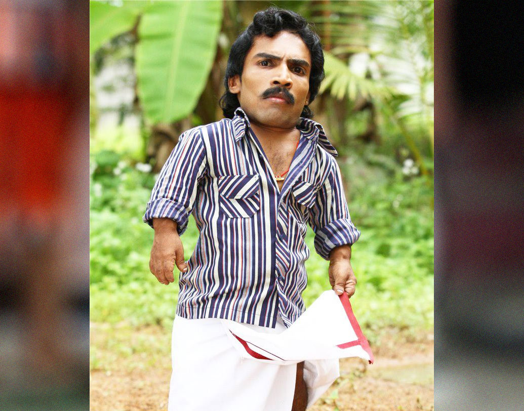 অজয় কুমার: গিনেস পাকরু নামে পরিচিত মালয়ালম হাস্যকৌতুক অভিনেতা অজয়। খর্বকায় অভিনেতা হিসেবে গিনেস রেকর্ড রয়েছে তাঁর। অজয়ের উচ্চতা ২ ফুট ৬ ইঞ্চি।