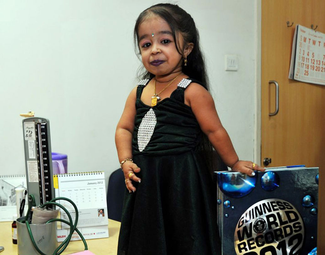 জ্যোতি আমগে: ১৯৯৩-তে মহারাষ্ট্রের নাগপুরে জন্ম। পেশায় অভিনেত্রী। ২০১১-তে বিশ্বের খর্বকায় মহিলা হিসেবে ঘোষণা করে গিনেস। তাঁর উচ্চতা ২ ফুট ০.৬ ইঞ্চি। অ্যাকোন্ড্রোপ্লাসিয়া নামে জিনগত সমস্যার কারণে তাঁর শারীরিক বিকাশ ঘটেনি। বিগ বস ৬-এর প্রতিযোগী ছিলেন তিনি।