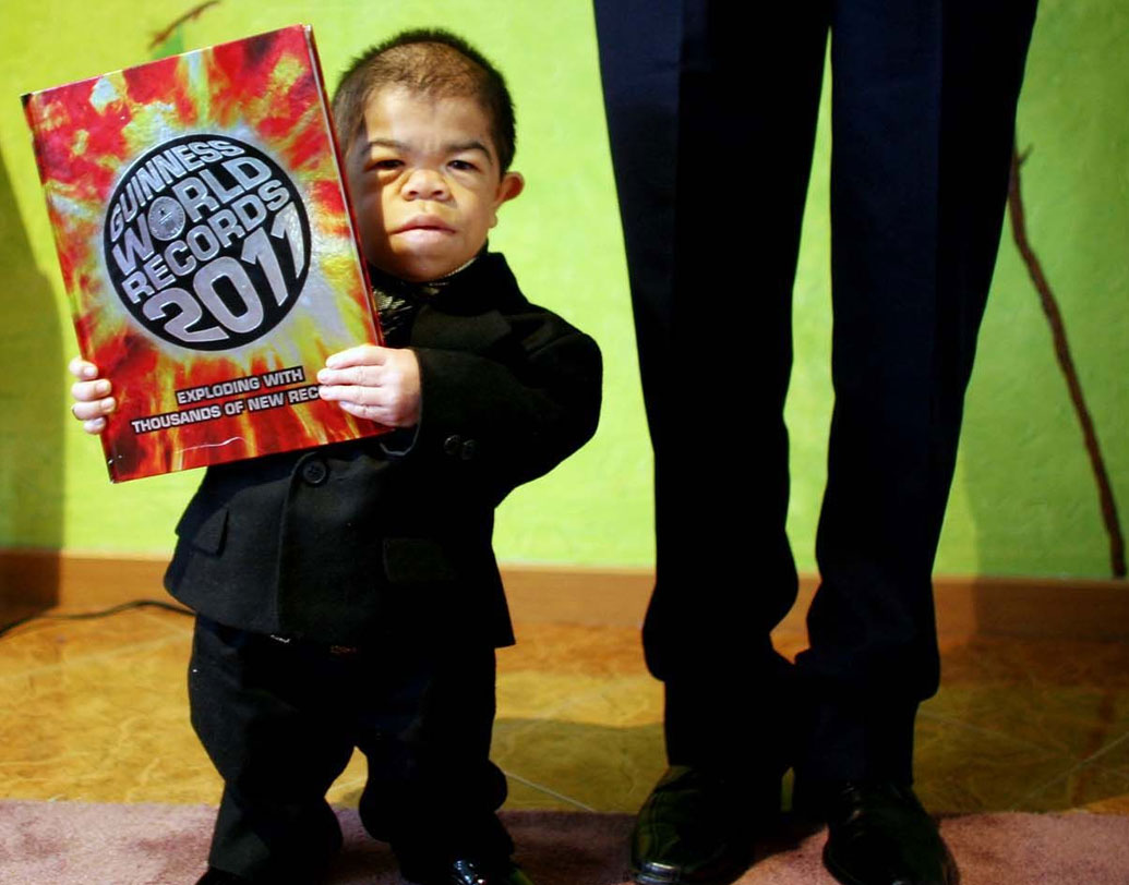 এডওয়ার্ড নিনো হার্নান্ডেজ: ২০১০-এ বিশ্বের খর্বকায় ব্যক্তি হিসেবে গিনেস রেকর্ড করেন। ২৪ বছর বয়সে তাঁর উচ্চতা ছিল ২ ফুট সাড়ে ৩ ইঞ্চি। ওজন ছিল ১০ কেজি। ১৯৮৬-তে জন্ম কলম্বিয়ার বোগোটায়। নেপালের খগেন্দ্র থাপার আগে খর্বকায় পুরুষ হিসেবে রেকর্ড ছিল তাঁর।