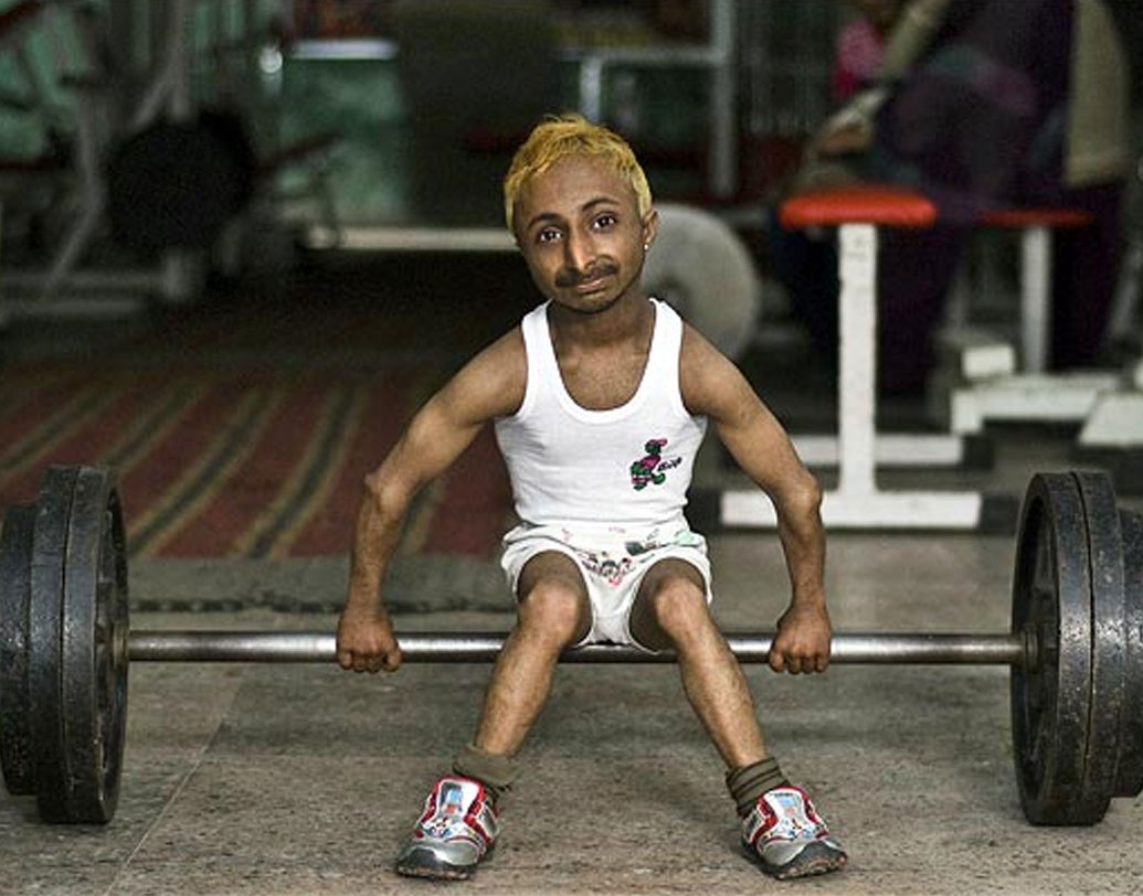 আদিত্য রোমিও: বিশ্বের খর্বকায় বডি বিল্ডার। উচ্চতা ২ ফুট ৯ ইঞ্চি। ওজন ৯ কিলোগ্রাম। পঞ্জাবের কাপুরথালার ফাগওয়ারায় ১৯৮৮-তে জন্ম। মাত্র ২৩ বছর বয়সে ২০১২-তে মৃত্যু হয় তাঁর।