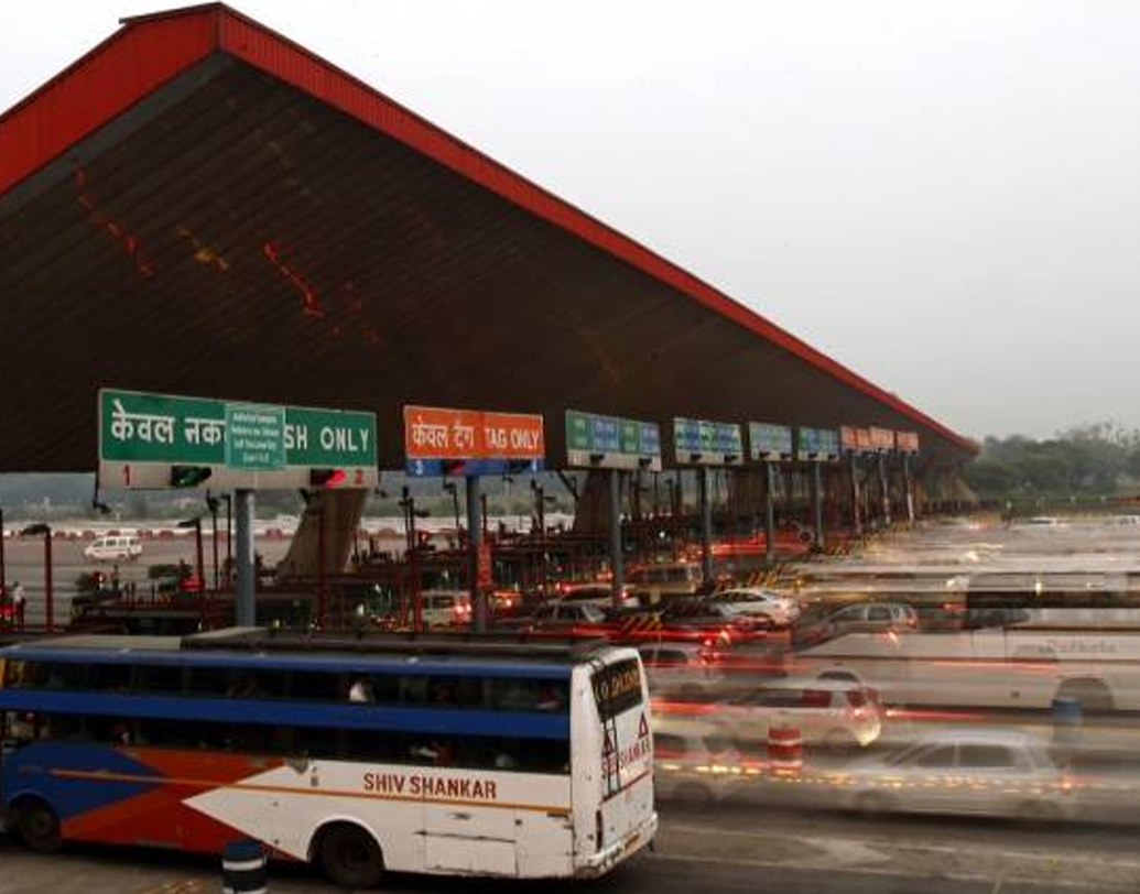 এই ট্যাগ থাকলে টোলপ্লাজাগুলোতে লাইনে দাঁড়াতে হবে না। গাড়ি না থামিয়েই এই ট্যাগের মাধ্যমে মেটানো যাবে টোলের টাকা। ট্যাগের সঙ্গে যুক্ত থাকা অ্যাকাউন্ট (ওয়ালেট) থেকেই কেটে নেওয়া হবে ওই টাকা। তবে এর জন্য ফাস্ট্যাগ অ্যাকাউন্টে পর্যাপ্ত পরিমাণে টাকা থাকতে হবে।