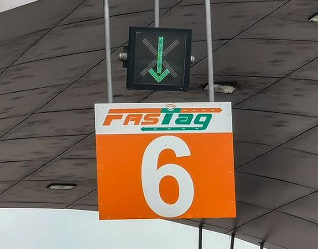 খরচ কত: ফাস্ট্যাগের দাম ৪০০-৫০০ টাকা। এর মধ্যে ফেরতযোগ্য সিকিউরিটি ডিপোজিট ২০০ টাকা। ফাস্ট্যাগ ইস্যুর জন্য লাগবে ১০০ টাকা এবং ফাস্ট্যাগ ব্যবহারের জন্য দিতে হবে ১০০ টাকা। তবে ১৫ ডিসেম্বর পর্যন্ত বিনামূল্যে ফাস্ট্যাগ দেওয়ার সিদ্ধান্ত নিয়েছে কেন্দ্র। ব্যাঙ্ক থেকেও টাকা দিয়ে কেনা যাবে এই ট্যাগ। তবে বিভিন্ন ব্যাঙ্ক বিশেষে সেই দাম আলাদা হতে পারে।