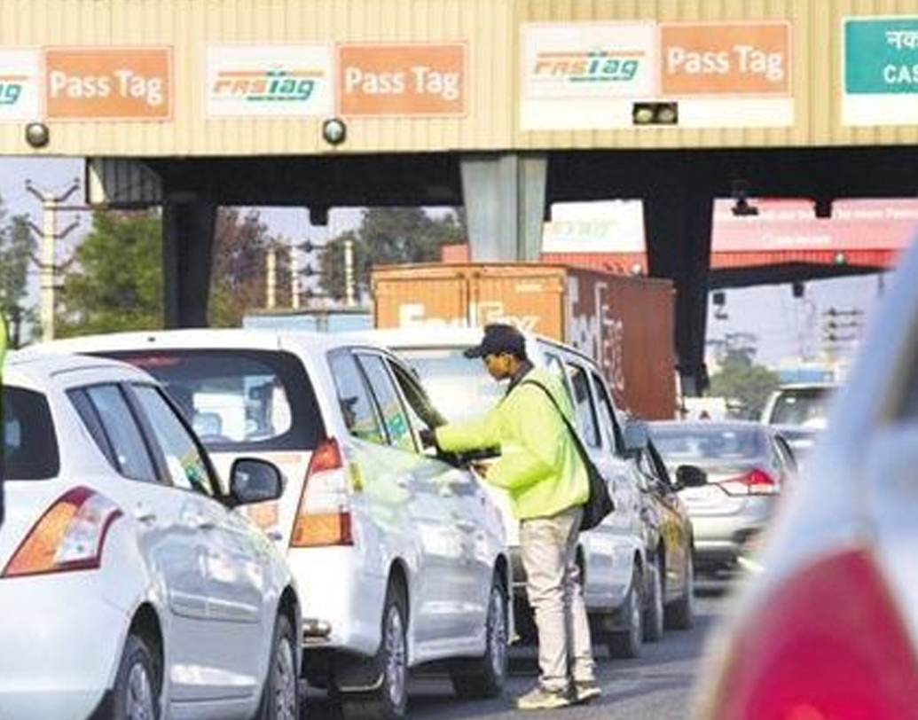 রিচার্জ কোথায়: ব্যাঙ্কই ব্যবস্থা করে দেবে আলাদা ওয়ালেটের। সেখানেই টাকা ভরাতে হবে। টোল দেওয়ার সময় ওই ব্যালান্স থেকেই তা কেটে নেওয়া হবে। টাকা ভরানো যাবে ক্রেডিট কার্ড, ডেবিট কার্ড, নেফ্‌ট, আরটিজিএস, নেট ব্যাঙ্কিং ইত্যাদির মাধ্যমে। যদি একই রাস্তা দিয়ে বারবার যাতায়াত করতে হয়, তা হলে নেওয়া যাবে মাসিক পাসও। মাইফাস্ট্যাগ অ্যাপেরও সুবিধা নেওয়া যাবে।