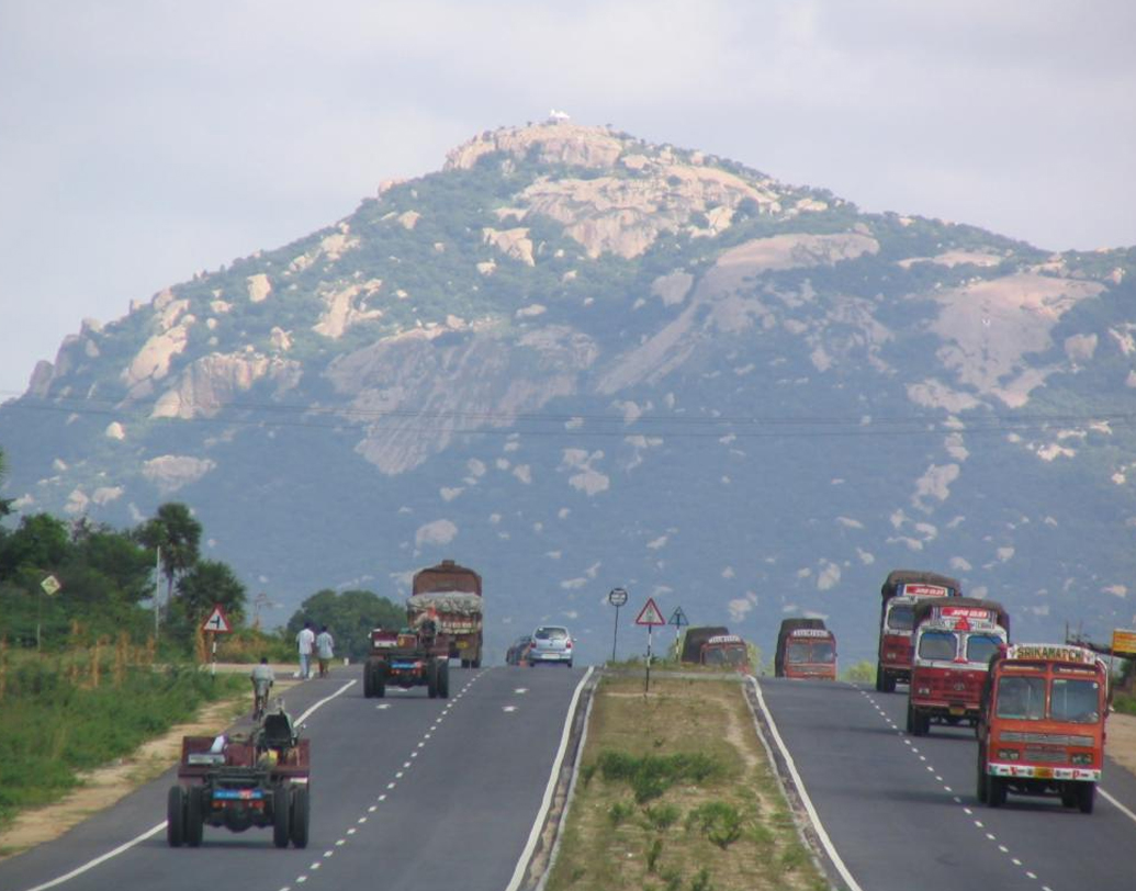 মনে রাখা জরুরি: দেখে নিতে হবে, ট্যাগ যেন গাড়ির উইন্ডস্ক্রিনে এমন জায়গায় থাকে, যাতে টোল প্লাজ়ার রিডারে ট্যাগের তথ্য ধরা পড়ে। এক এক গাড়ির নকশা একেক রকমের। পুরনো গাড়ির ক্ষেত্রে কোথায় ট্যাগ লাগালে ভাল হয়, ডিলারদের জিজ্ঞাসা করে নেওয়াই ভাল।