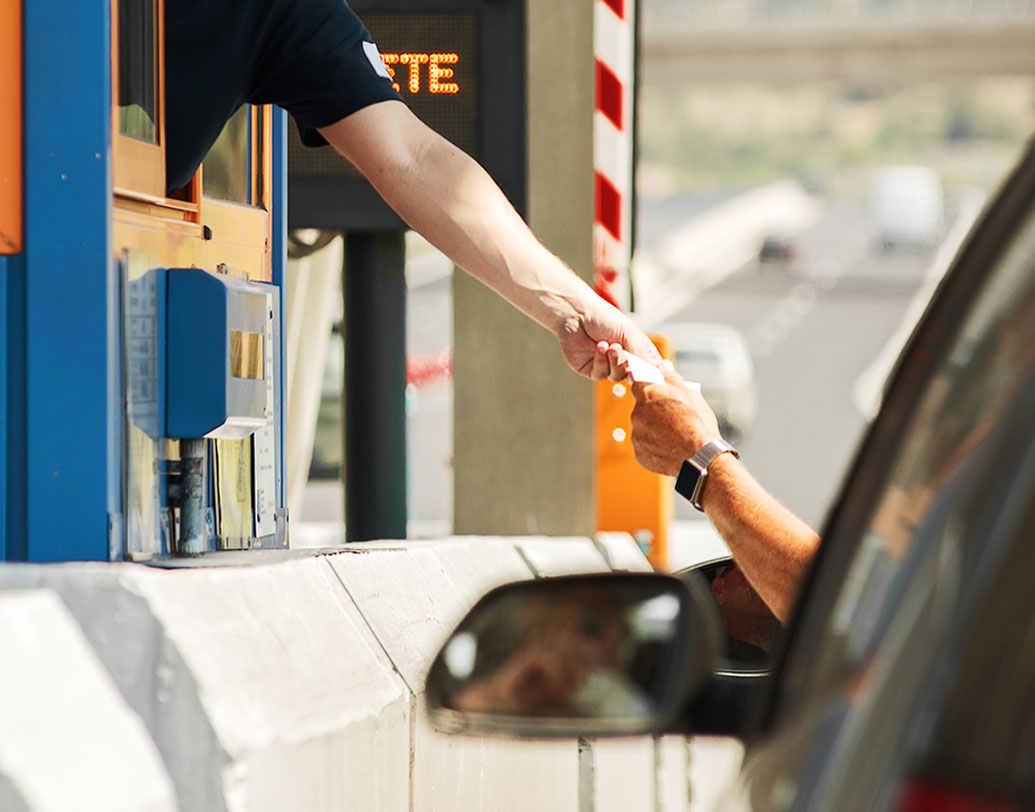 পশ্চিমবঙ্গে কী অবস্থা: এ রাজ্যে মোট ১৫টি টোল প্লাজ়া রয়েছে। এখনও বাধ্যতামূলক না হলেও ইতিমধ্যেই সেগুলিতে ফাস্ট্যাগের মাধ্যমে টোল দেওয়ার সুবিধা চালু হয়েছে।