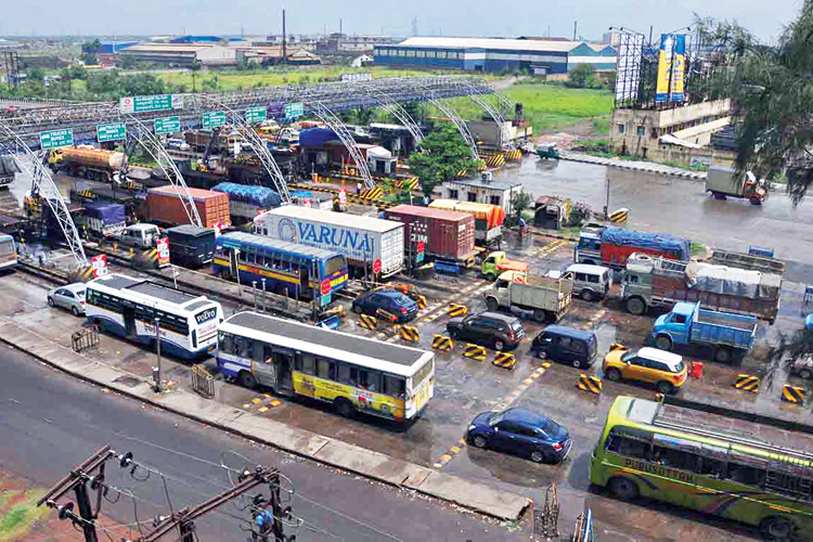 হিসেব বলছে, দু'মাস আগে রাজ্যের টোল প্লাজ়া দিয়ে যাওয়া প্রতি ৫টি গাড়ির মধ্যে একটিতে ওই ট্যাগ থাকত। এখন প্রতি ৪টি গাড়ির মধ্যে একটিতে থাকছে। জানা গিয়েছে, রাজ্যে কিছু দিন আগে টোল প্লাজ়াগুলিতে ৩০-৪০টি ফাস্ট্যাগ বিক্রি হলেও এখন তা বেড়ে হয়েছে প্রায় ১,০০০টি।