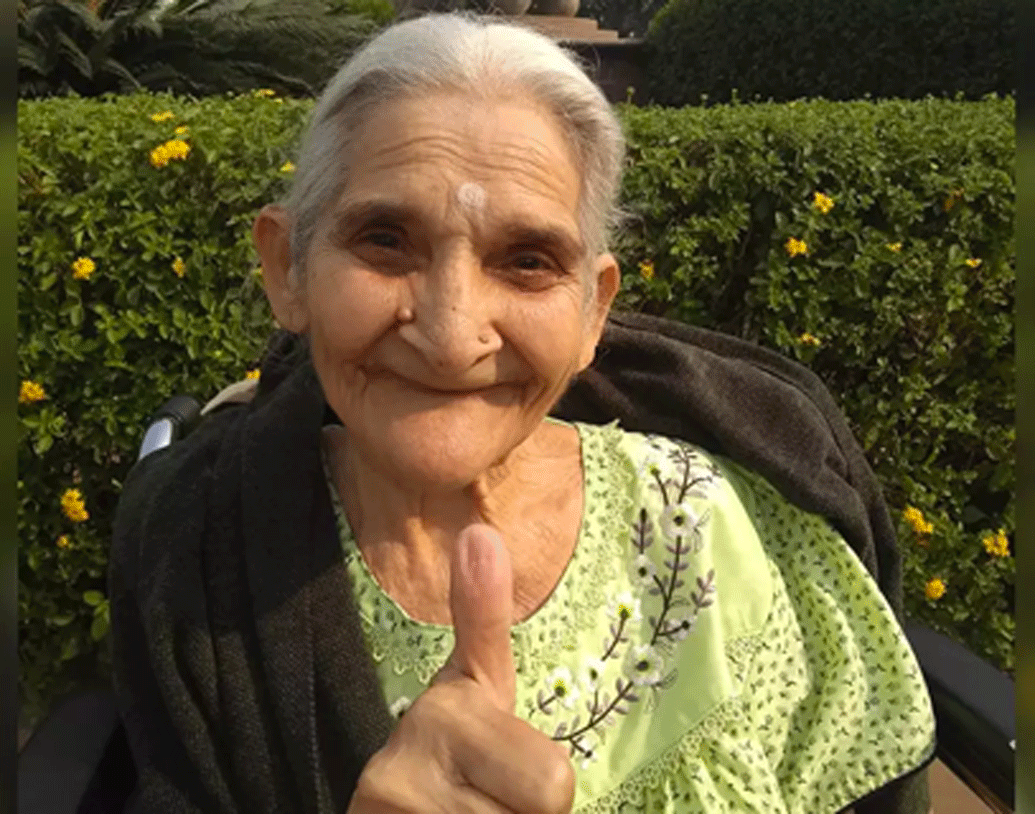 ফিল্মে আম্মাজি হয়েছিলেন তিনি। তাউজির বৃদ্ধা মা। চোখে ভাল দেখতে পান না। চলাফেরাও খুব একটা করতে পারেন না। সারাদিন হয় নিজের ঘরে, নয় তো দোলায় বসে থাকতেন।