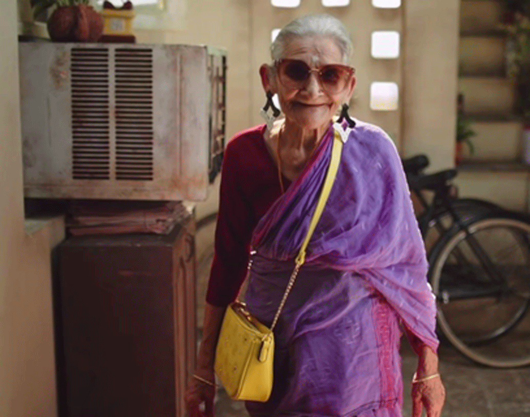 সম্প্রতি ফেভিকুইকের একটি বিজ্ঞাপন নিশ্চয় চোখে পড়েছে। সেই ‘কাবারিবালি দাদি’, যিনি ফেলে দেওয়া ভাঙা সানগ্লাস, কানের দুল সব কুড়িয়ে নিয়ে জুড়ে হাজির হন বাড়িতে। আর তাঁকে দেখে বিস্মিত হয়ে যায় একটি মেয়ে!