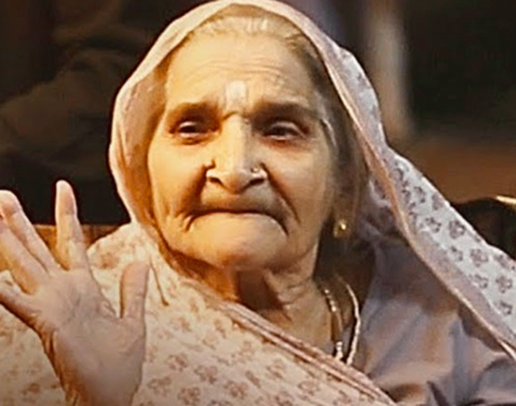 সেই ‘কাবারিবালি দাদি’ই পুষ্পা জোশী। জব্বলপুরে জন্ম তাঁর। মাত্র ১৪ বছর বয়সে মধ্যপ্রদেশের হরদা জেলার এক তহশিলদারের সঙ্গে বিয়ে হয় তাঁর। তারপর পুরোপুরি সংসারেই মনোনিবেশ করেন তিনি।