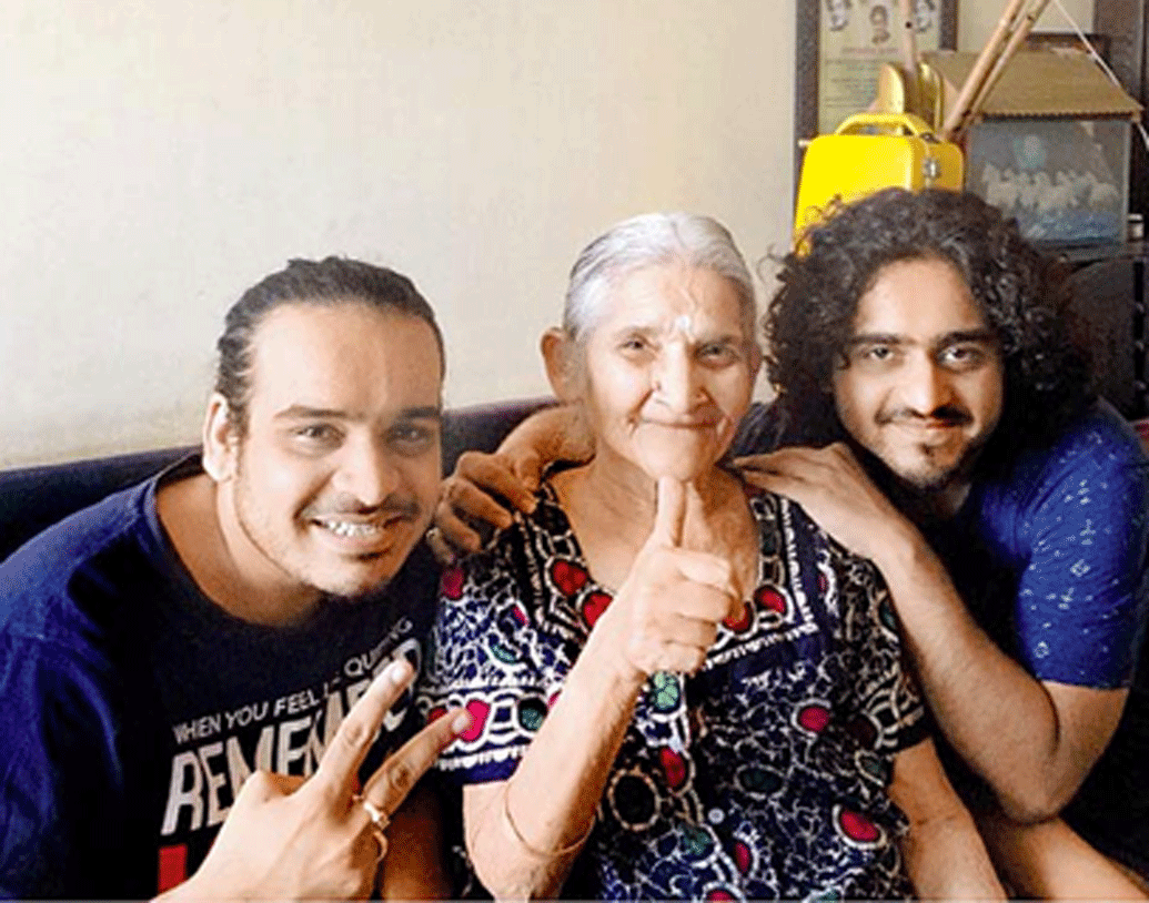 তাঁর ছেলে রবীন্দ্র একজন থিয়েটার অভিনেতা আর নাতি আভাস গান-বাজনা নিয়ে থাকেন। তাঁর একটি গানের ব্যান্ডও রয়েছে।