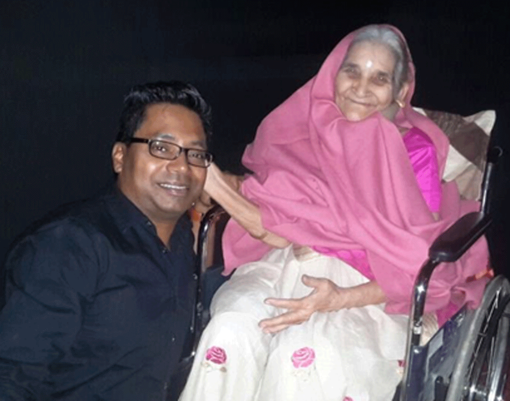 তাঁর মৃত্যুর খবরে শোকপ্রকাশ করেছেন পরিচালক রাজকুমার গুপ্ত। টুইটারে দুঃখপ্রকাশ করেছেন তাঁর অনেক ভক্তেরা।