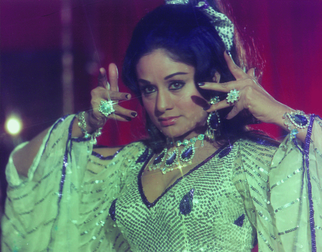 অরুণা ইরানি সংসারের জন্য নিজের জীবনের এমন অনেক ইচ্ছা, ভাললাগাকেই আজীবন বিসর্জন দিয়ে এসেছেন। কখনও কারও থেকে খুব বেশি কিছু পাওয়ার আশা রাখেননি তিনি। আর এতেই লুকিয়ে রয়েছে তাঁর সবসময় হাসিখুশি রাখার মন্ত্র।