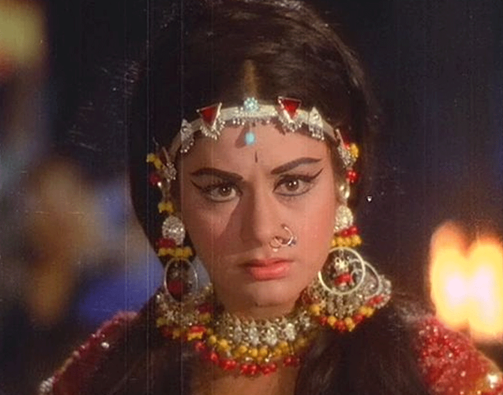 অরুণারা আট ভাইবোন। তাঁদের মধ্যে অরুণাই ছিলেন সবচেয়ে বড়। তাই সংসারের প্রতি তাঁর দায়দায়িত্বও অন্যদের থেকে অনেক বেশি ছিল।