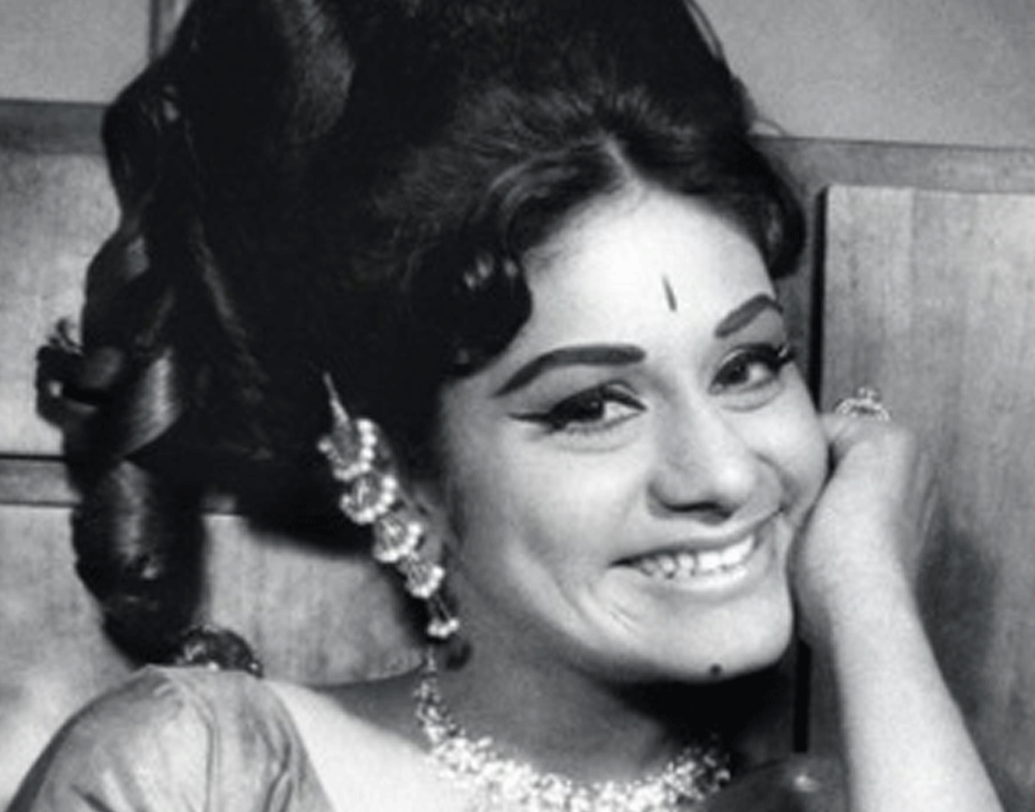 কিন্তু অরুণাও তখন যথেষ্ট ছোট। ষষ্ঠ শ্রেণিতে পড়েন। ছোট থেকে ডাক্তার হওয়ার ইচ্ছা ছিল তাঁর। সেই ছোট বয়সেই এতটা বুঝদার ছিলেন যে, নিজের স্বপ্ন ত্যাগ করে কাজ করতে শুরু করেন অরুণা।