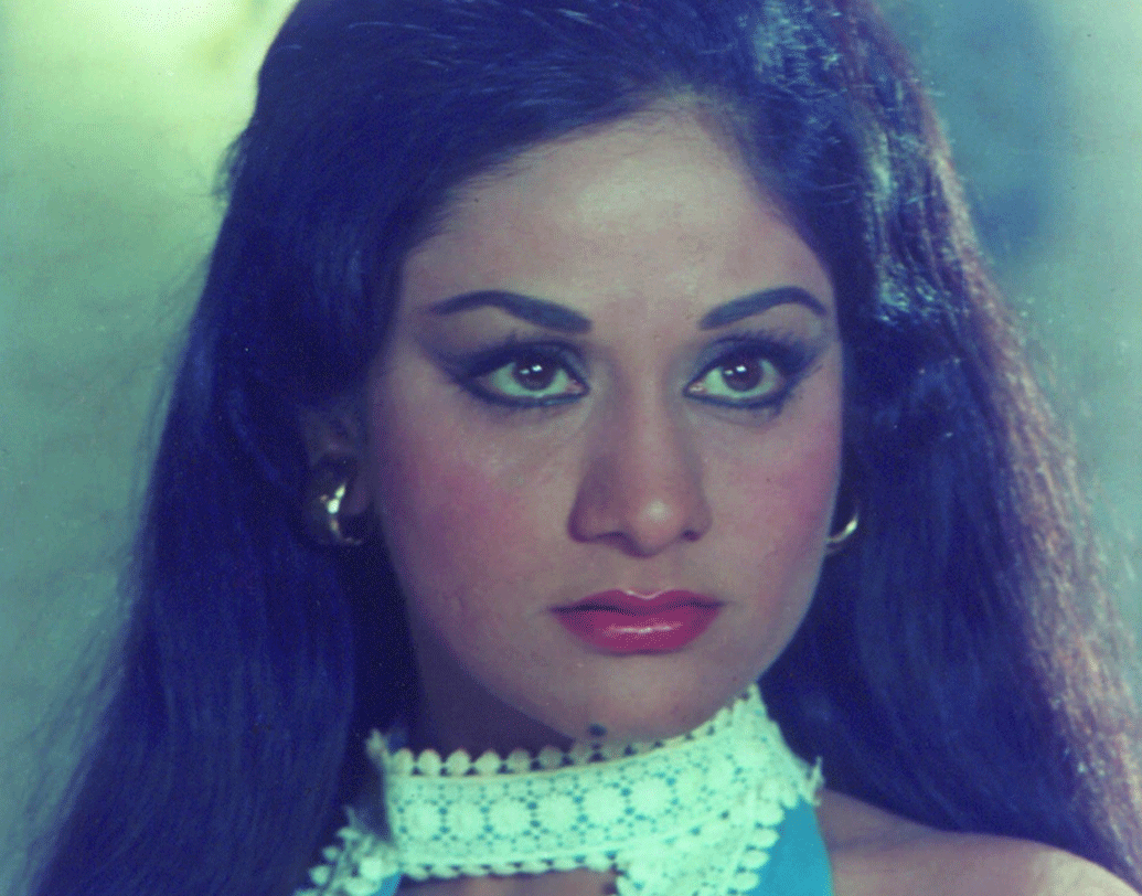 নিতান্ত মধ্যবিত্ত পরিবারের মেয়ে অরুণার প্রথমে খুব অসুবিধা হয়েছিল ইন্ডাস্ট্রির সঙ্গে মানিয়ে চলতে। মাত্র ষষ্ঠ শ্রেনি পর্যন্ত পড়েছেন তিনি। তার উপর গ্ল্যামার দুনিয়ার আদবকায়দার সঙ্গে একেবারেই পরিচিত ছিলেন না। ইংরেজি জ্ঞানও খুব কম ছিল।