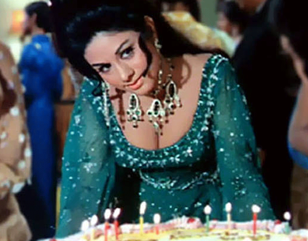 ইংরেজিতে কথা বলতে শেখার জন্য টিউশনের খরচও তাঁর পক্ষে বহন করা সম্ভব ছিল না তখন। ফলে নিজেই একটা ইংরাজি থেকে হিন্দি এবং হিন্দি থেকে ইংরাজির ডিকশনারি কিনে ফেলেন। যখনই কোনও ইংরেজি শব্দ শুনতেন ডিকশনারিতে তার মানে দেখে নিতেন। এইভাবে আস্তে আস্তে ইংরেজি শেখেন তিনি।