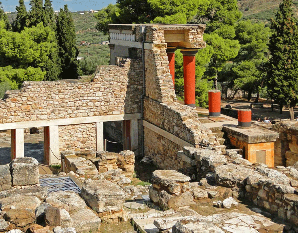 মিনোয়ান সভ্যতার উল্লেখযোগ্য বৈশিষ্ট্য হল এর পাঁচতলা বাড়ির সমান উচ্চতার প্রাসাদ। সেই যুগে পানীয় জলের উন্নত ব্যবস্থাও ইতিহাসবিদদের নজর কেড়েছে।