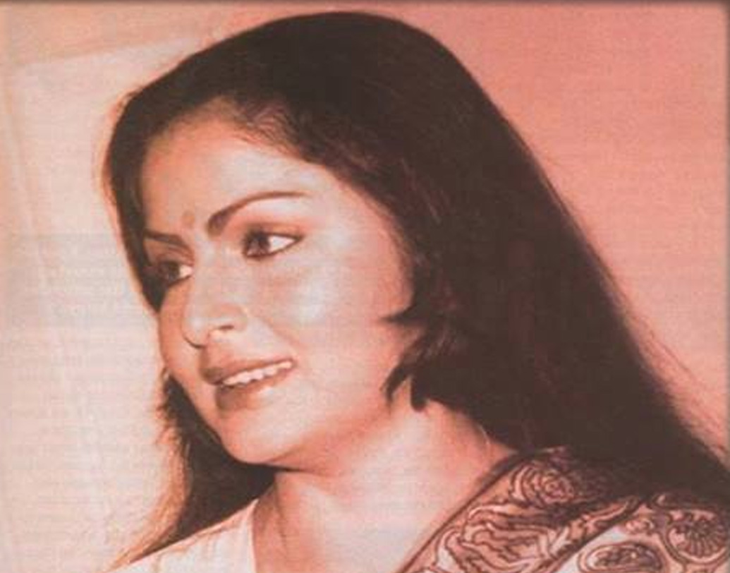 ১৯৬৩ সালে মাত্র ষোলো বছর বয়সে রাখির বিয়ে হয়ে গেল। রাখি মজুমদারের নতুন পরিচয় হল রাখি বিশ্বাস। কিন্তু মাত্র দু’বছরেই ভেঙে গেল সংসার। পরিচালক, সাংবাদিক অজয় বিশ্বাসকে ছেড়ে একা থাকতে শুরু করলেন রাখি।