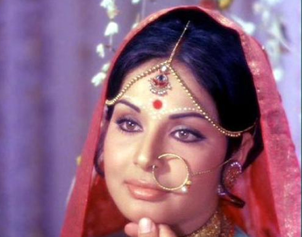 ছবিতে প্রথম সুযোগ ১৯৬৭ সালে। বাংলা ছবি ‘বধূবরণ’-এ নজর কাড়লেন নবাগতা রাখি। এরপর সুযোগ আরবসাগরের তির থেকে। প্রথম হিন্দি ছবি ‘জীবন মৃত্যু’-তেই তিনি তখনকার সুপারস্টার ধর্মেন্দ্রর নায়িকা।