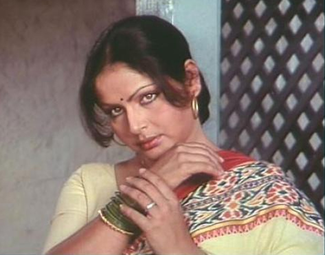 নজরকাড়া ব্যক্তিত্ব আর অভিনয়ের গুণে অল্প সময়ের মধ্যেই রাখি চলে এলেন ব্যস্ত নায়িকাদের তালিকায়। ‘শর্মিলী’,‘পারস’, ‘শাহজাদে’, ‘হিরা পান্না’, ‘হামারে তুমহারে’, ‘আঁচল’, ‘বনারসি বাবু’— তালিকায় যোগ হতে থাকে একের পর এক সফল ছবি |