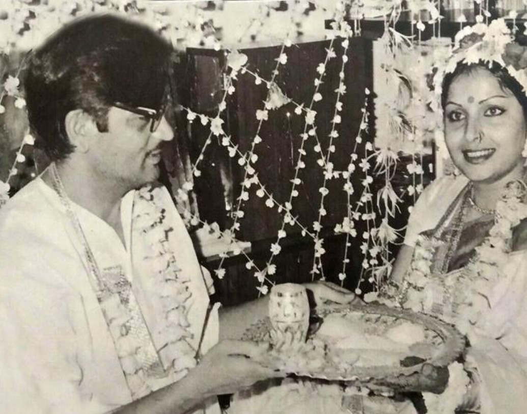 ছবিতে অভিনয় শুরুর সময়ে রাখি কোনও পদবি ব্যবহার করতেন না। কিন্তু সেই রাখি-ই নামের পাশে লিখলেন ‘গুলজার’। ১৯৭৩ সালে পরিচালক তথা কবি গুলজারকে বিয়ে করার পরে।