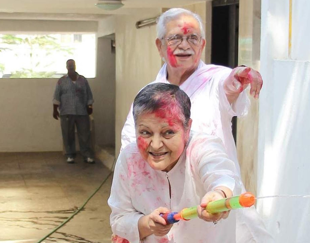 তবে তাঁরা কোনওদিন খাতায়কলমে ডিভোর্স করেননি। মেয়ে যাতে কোনও দিন বাবা-মায়ের সাহচর্য থেকে বঞ্চিত না হয়, সে দিকেও খেয়াল রেখেছেন দু’জনেই। এক সাক্ষাৎকারে গুলজার জানিয়েছিলেন, তিনি এখনও রাখিকে শাড়ি উপহার দেন, যেমন দিতেন বিয়ের আগে প্রেমপর্বে। রাখির জন্য শাড়ি কিনতে গিয়েই নাকি তিনি চিনেছিলেন বিভিন্ন রকম তাঁতের শাড়ি। তিনি এখনও ভালবাসেন রাখির হাতের মাছের ঝোল।