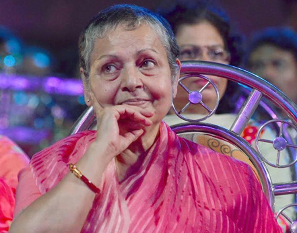 ইদানীং তাঁকে পার্টি বা অন্যান্য অনুষ্ঠানেও দেখা যায় না। ইন্ডাস্ট্রির আলো থেকে রাখি পছন্দ করেন নিজস্ব ফার্ম হাউজে অসংখ্য আদরের পোষ্যের মাঝে সময় কাটাতে। একমাত্র নাতি, মেঘনার ছেলে সময়-ও রাখির খুব-ই কাছের। (ছবি: সোশ্যাল মিডিয়া)