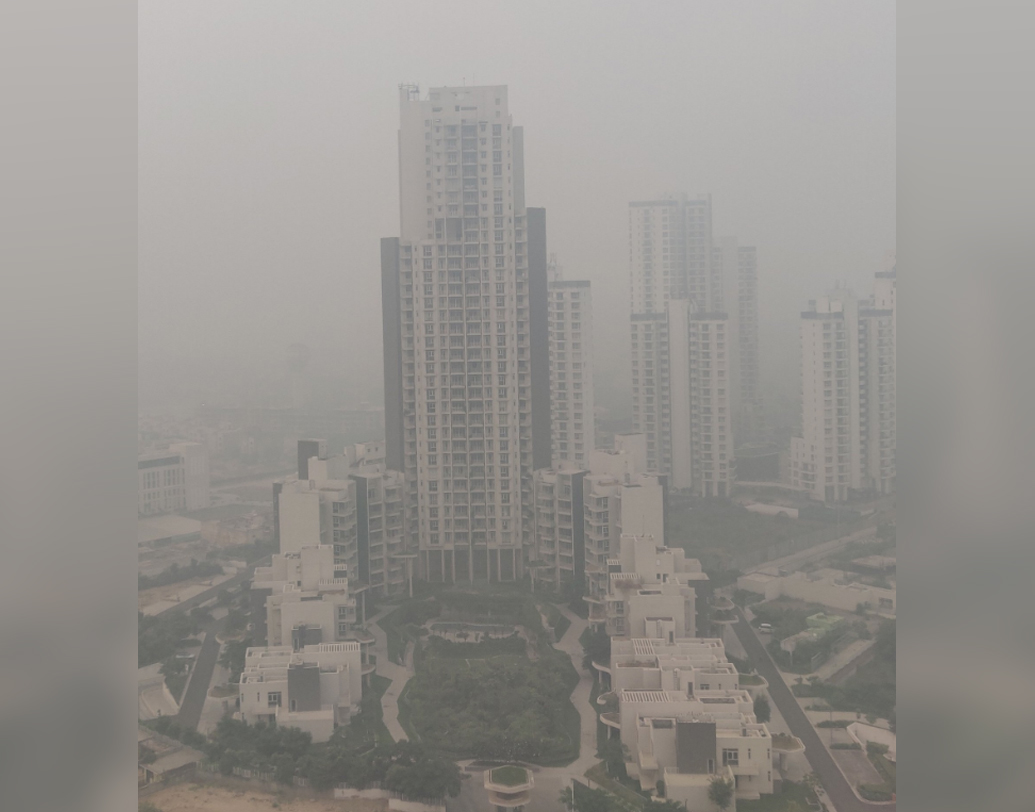 ধোঁয়াশায় ঢেকে গিয়েছে আকাশ। দূষণের মাত্রা পৌঁছেছে চরম পর্যায়ে। গত দু’মাস আগের ছবি, অক্টোবরে দিল্লির ছবি ধরা পড়েছে। ফারাক দেখলে চমকে উঠবেন। ছবি সৌজন্য টুইটার। 