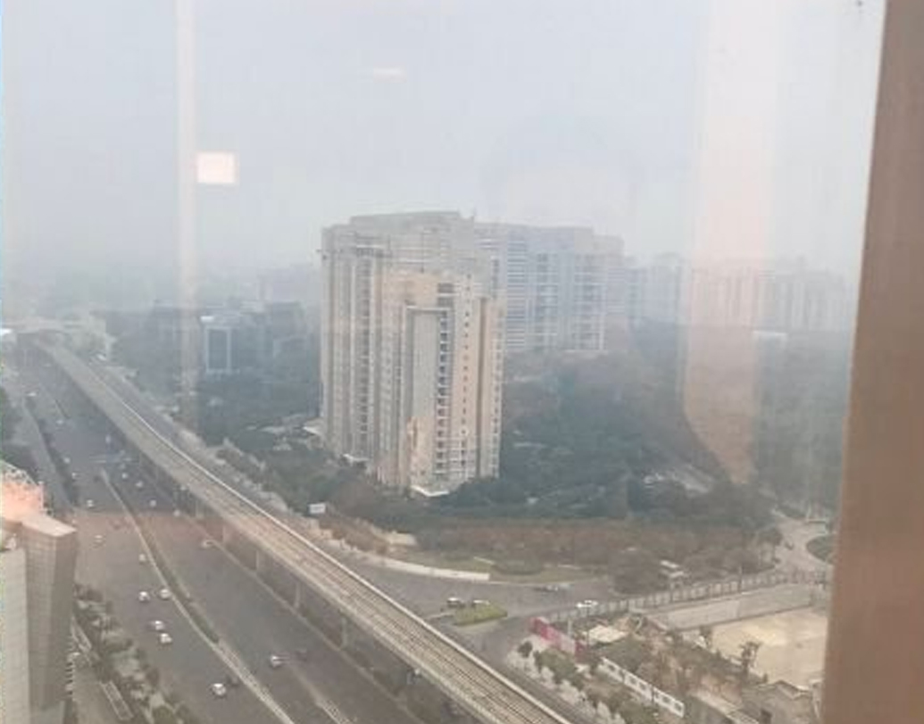 কেন্দ্রীয় দূষণ নিয়ন্ত্রণ পর্ষদের রিপোর্ট অনুযায়ী, আনন্দ বিহারে একিউআই ছিল ৪৬৭, লোধি রোডে ৩৯২, অশোক বিহারে ৪৪৬, আর কে পুরমে ৩৯৯, জওহরলাল নেহরু স্টেডিয়ামে ৪১৩, দিল্লি ইউনিভার্সিটি নর্থ ক্যাম্পাসে ৪৪৬।