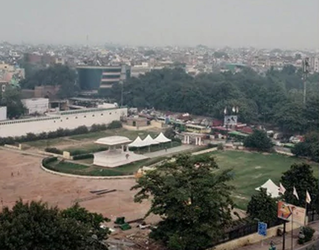 জনস্বাস্থ্য সংক্রান্ত জরুরি অবস্থা জারি করতে হয়েছে রাজ্য সরকারকে। স্কুল, কলেজ সাময়িক ভাবে বন্ধ করে দেওয়া হয়েছে।
