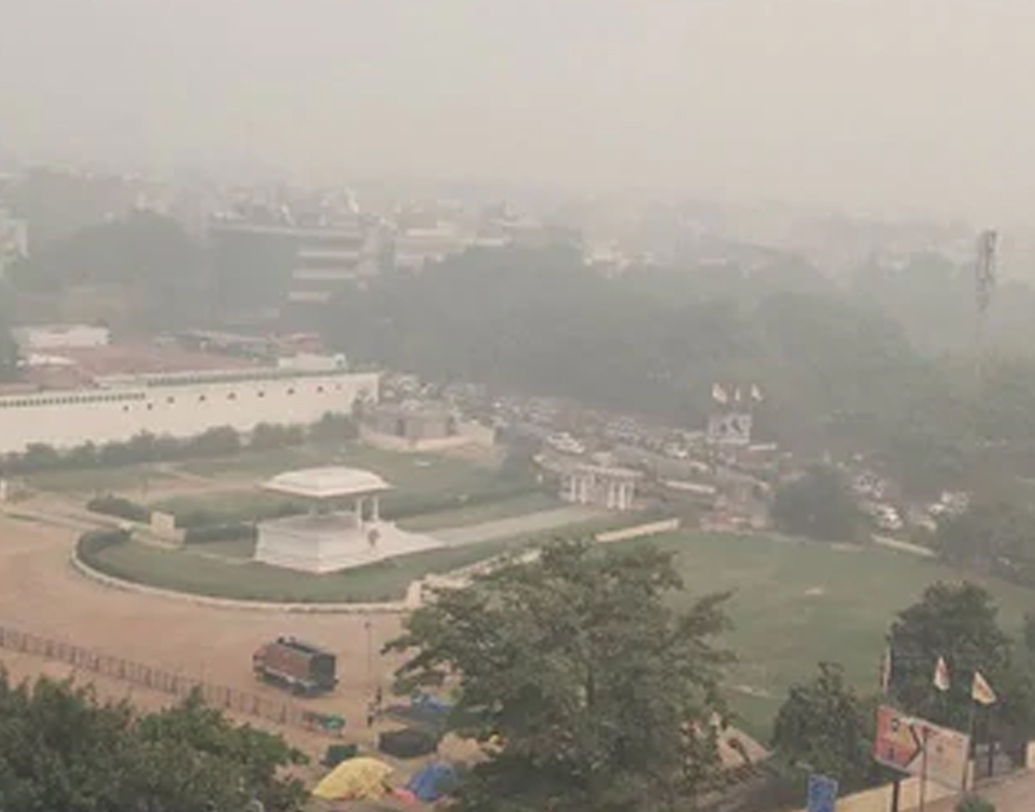 দূষণ ঠেকাতে গাড়ির জোড়-বিজোড় নীতিও চালু করেছে কেজরীবাল সরকার। তার পরেও কি অবস্থা শুধরোবে, এখন এই উদ্বেগটাই কুরে কুরে খাচ্ছে রাজ্যবাসীকে।