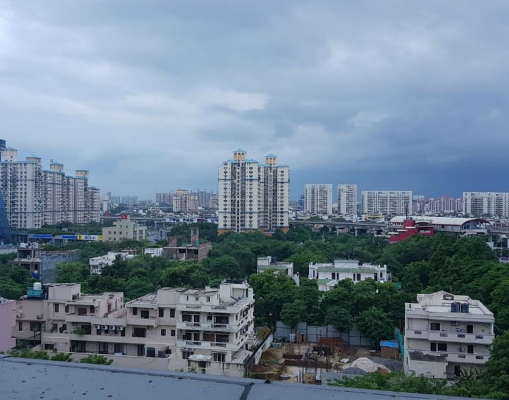পঞ্জাব, হরিয়ানা, উত্তরপ্রদেশের অবস্থাও শোচনীয়। এই তিন রাজ্যের বিভিন্ন জায়গায় বাতাসের গুণগত মানের সূচকও অতি বিপজ্জনক।