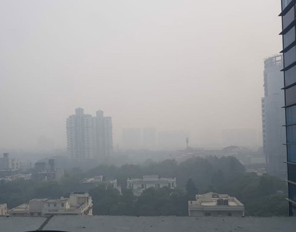 ধোঁয়াশা এমন ভাবে গ্রাস করেছে নয়ডা, গাজিয়াবাদ, গুরগাঁও এবং ফরিদাবাদকে যে, স্কুল, কলেজ সব বন্ধ করার সিদ্ধান্ত নিতে হয়েছে প্রশাসনকে।