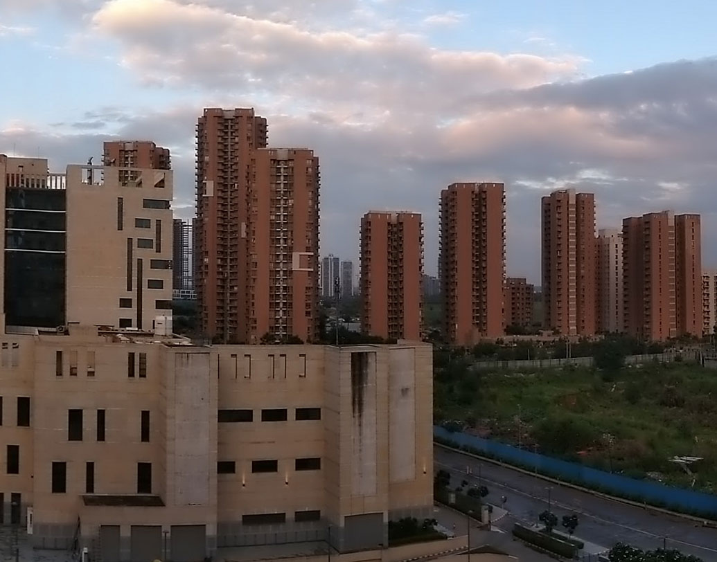 আবহাওয়া দফতর প্রথমে বলেছিল, বৃষ্টি হলেই এই বিষ-বাতাস থেকে কিছুটা মুক্তি মিলবে। রবিবার দিল্লিতে হালকা বৃষ্টি হয়। কিন্তু তাতে পরিস্থিতির উন্নতি না হয়ে আরও অবনতি হয়। ছবি: প্রত্যুষ রায় দাশগুপ্ত।