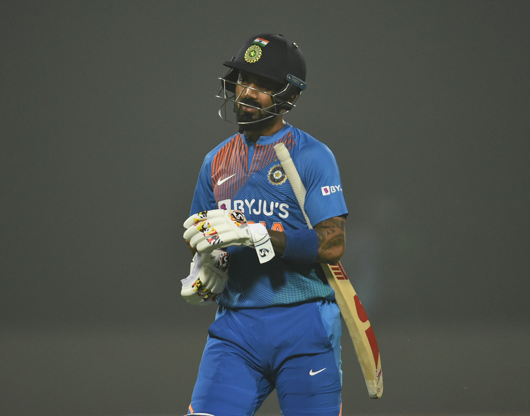 টি টোয়েন্টি ক্রিকেটে শুরু থেকেই রানের ফোয়ারা ছোটে। প্রথম বল থেকেই ব্যাটসম্যানরা আক্রমণের রাস্তায় হাঁটতে শুরু করেন। রবিবাসরীয় অরুণ জেটলি স্টেডিয়ামে শুরু থেকেই ভারতীয় ব্যাটিংকে কেমন যেন গুটিয়ে থাকতে দেখা গেল। টি টোয়েন্টি ক্রিকেট মানে গতিশীল এক খেলা। ভারতীয়দের শরীরী ভাষাতেও সেই গতি দেখা যায়নি। ২০ ওভারে ১৪৯ রান কঠিন কোনও টার্গেট একেবারেই নয় আজকের দিনে। এত কম রান তুলে তাই শুরুতেই ম্যাচটা হেরে গেল ভারত।